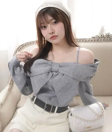 오프숄더 리본 포함 그레이 셔츠 프리 사이즈