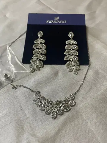 Swarovski 귀걸이와 목걸이 세트
