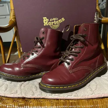 닥터 마틴 버건디 워크 부츠