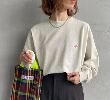 단톤 원포인트 로고 크루넥 긴팔 티셔츠