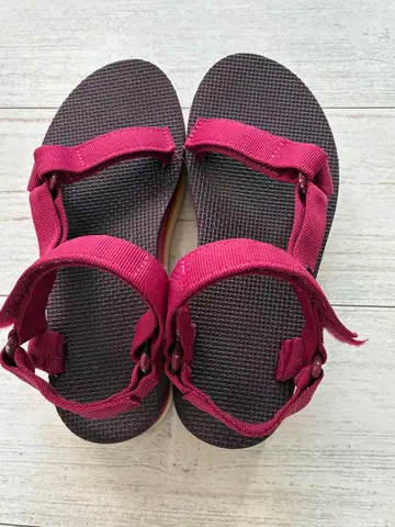 Teva 버건디 스포츠 샌들