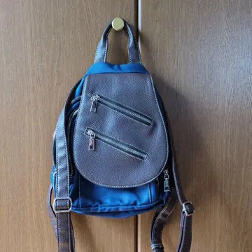 파란색 나일론 백팩 2개의 포켓 부착