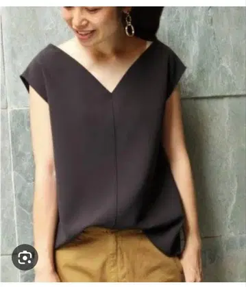 이에나 밀리오 슬리브리스 블라우스