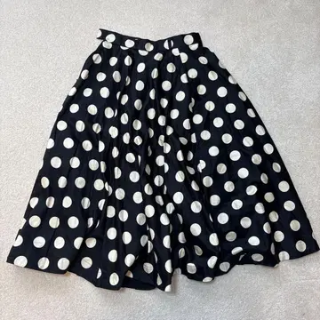 블랙과 화이트 물방울 패턴 플레어 스커트 F 사이즈