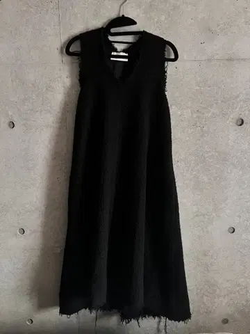 HACHE 블랙 슬리브리스 원피스