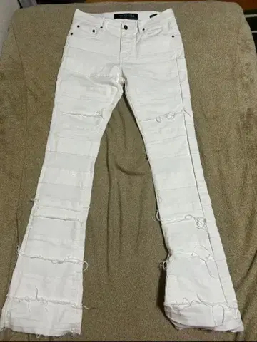 VALABASAS 화이트 플레어 데님 팬츠