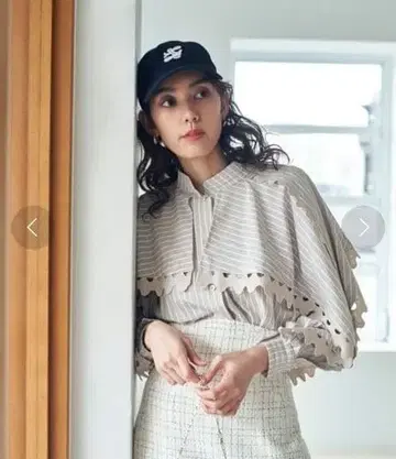 SNIDEL 스칼라 케이프 프릴 블라우스