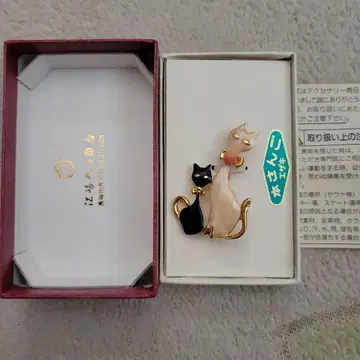 본 산호 고양이 브로치 (검은 고양이와 하얀 고양이)