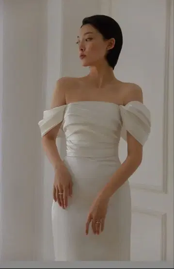 오프숄더 새틴 웨딩 드레스