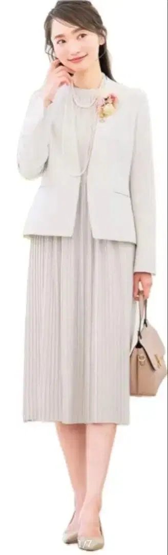 라이트 그레이 원피스 수트 코사지, 백 포함 (9AR)