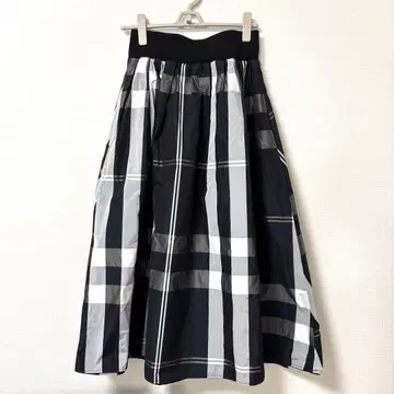 플레어 스커트 블랙과 화이트 체크 무늬