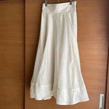 And couture 화이트 플레어 롱 스커트