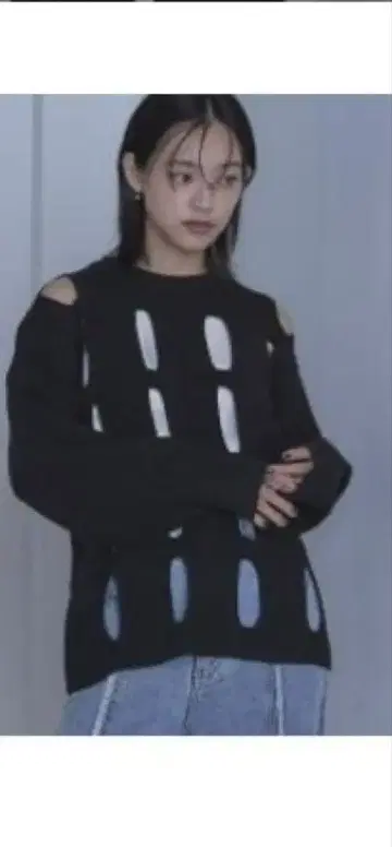 컷 아웃 디자인 니트 긴팔 블랙 개성파