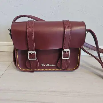 닥터마틴 버건디 숄더백