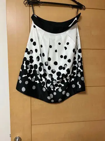 아나이 화이트 블랙 도트 무늬 플레어 스커트