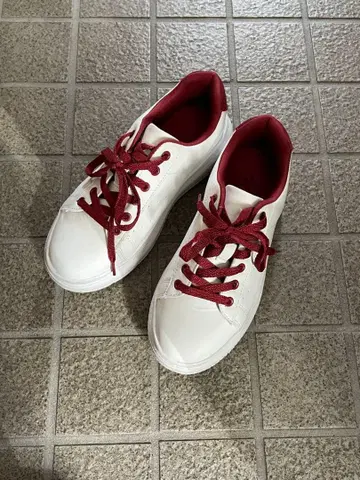 화이트/버건디 스니커즈