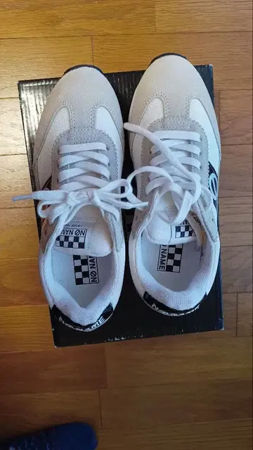 NO NAME 화이트/블랙 스니커즈 사이즈 35