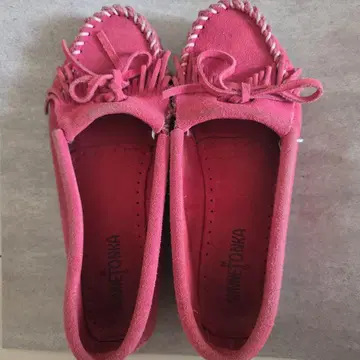 MINNETONKA 프린지 장식 핑크 스웨이드 모카신