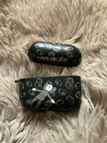 KAWS AirPods 케이스 블랙