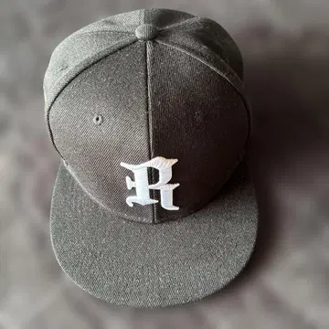 블랙 야구 모자 로고 포함