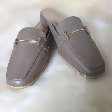 새상품 베이지 뮬 골드 금장 장식 포함