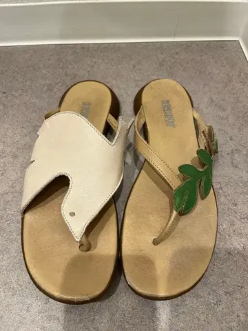 Camper 플랫 샌들 비둘기와 리프 디자인 38 사이즈