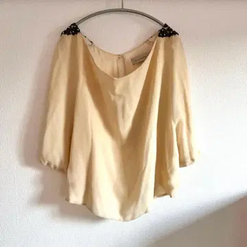 Lulu Yasmine 비즈 장식 크림색 반소매 블라우스