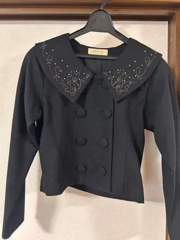 비즈 자수 포함 블랙 자켓 셋업