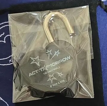 투모로우바이투게더 연준 하트형 락 블랙