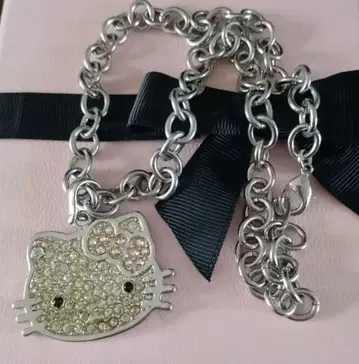 [ 익명 배송 ] HELLO KITTY 스와로브스키 목걸이