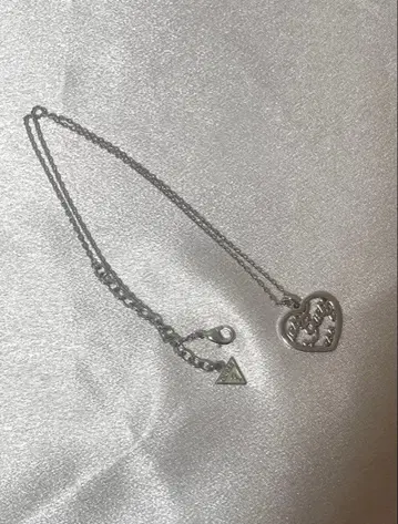 GUESS 하트형 펜던트 목걸이