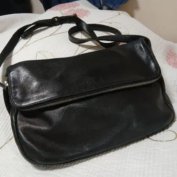 agnes b. 새상품급 블랙 램 가죽 숄더백