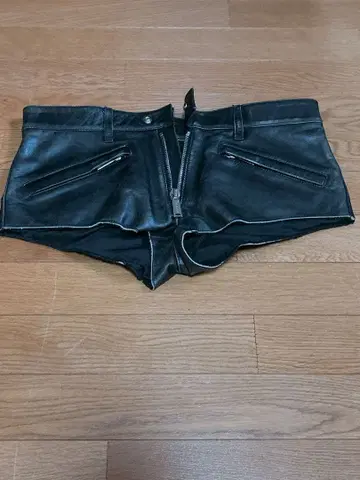 디스퀘어드 블랙 가죽 숏팬츠