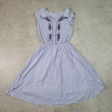 [ 새상품급 ] Rirandture 리랜드트루 자수 스트라이프 원피스 2