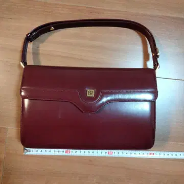 버건디 플랩식 핸드백