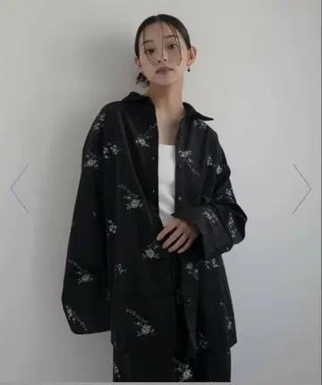 hellam 플라워 자수 벨루어 셔츠