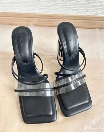 YELLO 블랙 비쥬 힐 샌들