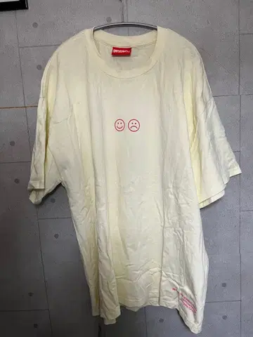 BEYOND the STREETS 크림색 티셔츠