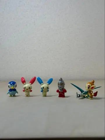 포켓몬스터와 울트라맨의 작은 피규어
