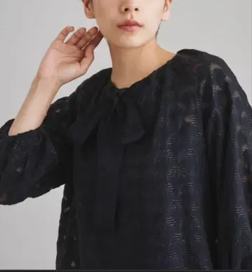 리본 포함 블랙 블라우스 diagram