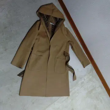 개성 있는 패턴이 멋진 가운 코트