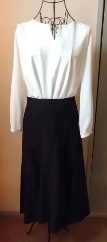 미사용 INSCRIRE 아스크리어 린넨 백 테일 롱 플레어 스커트