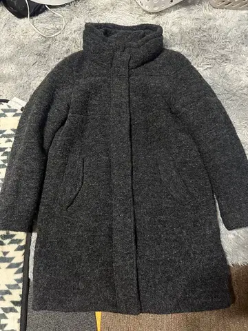 후드 부착 다크 그레이 울 코트