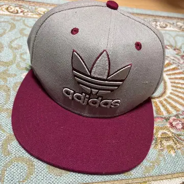 adidas 그레이/버건디 야구 모자 7인치