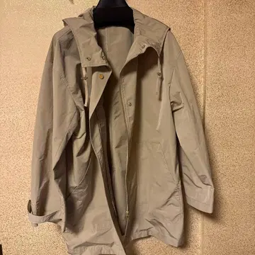 23구 베이지 후드 부착 미들 코트