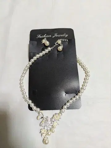 진주 목걸이와 귀걸이 세트