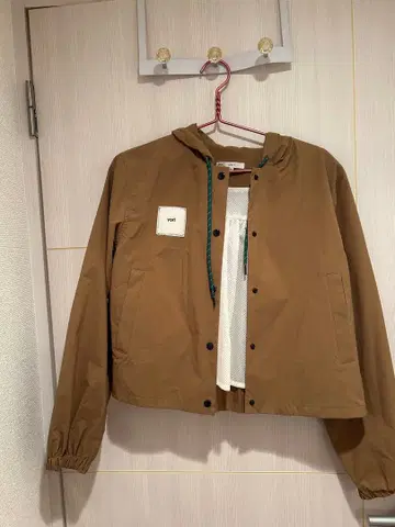 Yori 브라운 후드 부착 숏 점퍼 발수성 있음