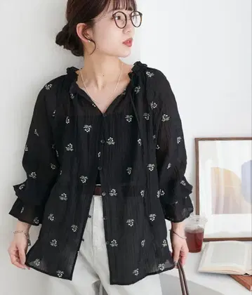 디스코트 꽃무늬 자수 카라 프릴 셔츠