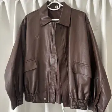 브라운 가죽 자켓 B 로고