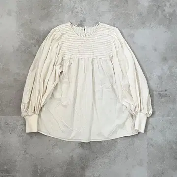 MUVEIL 뮤베르 볼륨 슬리브 핀턱 블라우스